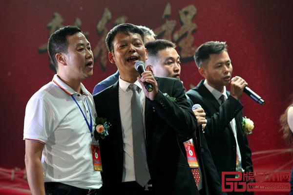 晚宴現(xiàn)場氣氛熱烈,酒酣情濃 晚宴現(xiàn)場氣氛熱烈,酒酣情濃