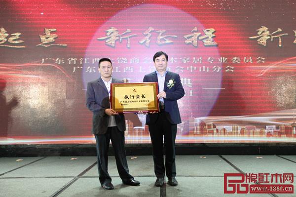 上饒市饒商聯(lián)合總會會長陳新(右)為執(zhí)行會長頒發(fā)牌匾 上饒市饒商聯(lián)合總會會長陳新(右)為執(zhí)行會長頒發(fā)牌匾