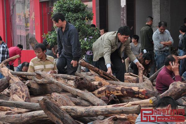 小葉紫檀(檀香紫檀)是中國市場上公認(rèn)的“木中之王”,受到業(yè)界的青睞 小葉紫檀(檀香紫檀)是中國市場上公認(rèn)的“木中之王”,受到業(yè)界的青睞