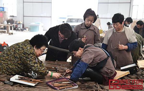 “竹翠松茂梅映春”雕刻過程