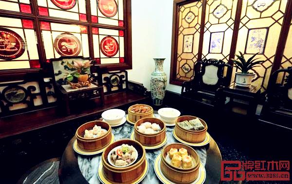 在廣式老牌茶樓包廂內(nèi)還可以看到廣式家具的身影 在廣式老牌茶樓包廂內(nèi)還可以看到廣式家具的身影