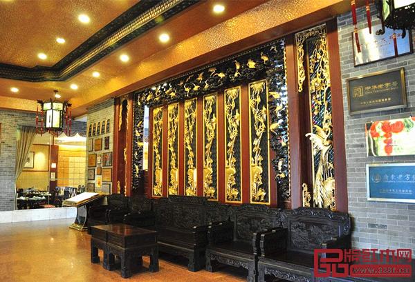廣州泮溪酒家大門(mén)前擺放著廣式家具 廣州泮溪酒家大門(mén)前擺放著廣式家具