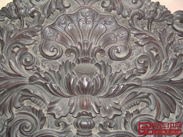 西洋元素“西番蓮”雕刻在紅木家具上(局部) 西洋元素“西番蓮”雕刻在紅木家具上(局部)