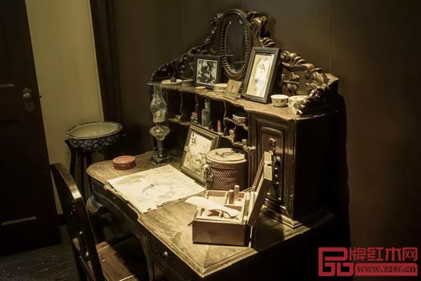 石庫門屋里廂博物館陳列的海派風(fēng)格梳妝臺 石庫門屋里廂博物館陳列的海派風(fēng)格梳妝臺