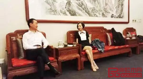 在“王健林直播首秀”中,紅木家具同臺(tái)亮相 在“王健林直播首秀”中,紅木家具同臺(tái)亮相