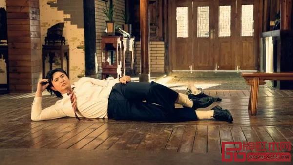 電影《西虹市首富》中也充滿了紅木家具情結(jié) 電影《西虹市首富》中也充滿了紅木家具情結(jié)