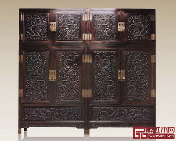 清乾隆紫檀高浮雕九龍西番蓮紋頂箱式大四件柜 清乾隆紫檀高浮雕九龍西番蓮紋頂箱式大四件柜