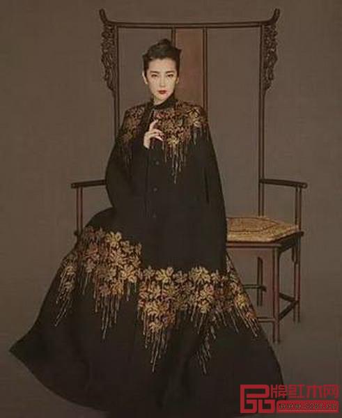 李冰冰坐上紅木椅上盡顯女王氣質(zhì) 李冰冰坐上紅木椅上盡顯女王氣質(zhì)