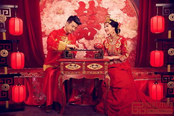 喜服搭配紅木家具獨具中式韻味 喜服搭配紅木家具獨具中式韻味