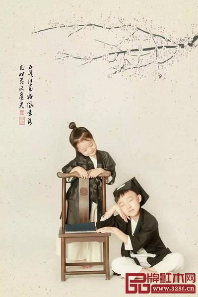 孩子與紅木家具同框,俏皮中又顯詩意(圖片來源:童美兒童攝影) 孩子與紅木家具同框,俏皮中又顯詩意(圖片來源:童美兒童攝影)