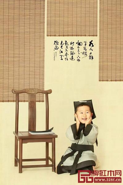 孩子與紅木家具同框,俏皮中又顯詩意(圖片來源:童美兒童攝影) 孩子與紅木家具同框,俏皮中又顯詩意(圖片來源:童美兒童攝影)