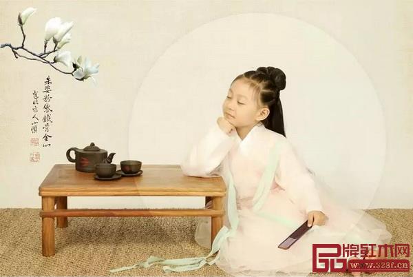 孩子與紅木家具同框,俏皮中又顯詩意(圖片來源:童美兒童攝影) 孩子與紅木家具同框,俏皮中又顯詩意(圖片來源:童美兒童攝影)
