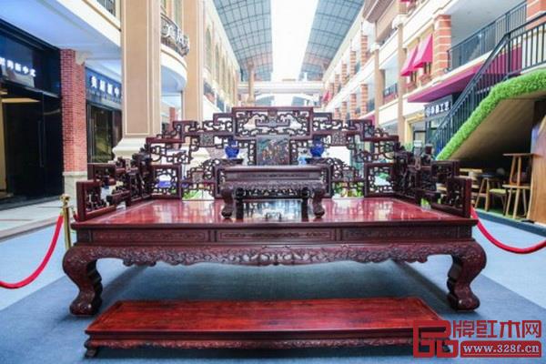 現(xiàn)場展出的藝術(shù)紅木家具藏品 現(xiàn)場展出的藝術(shù)紅木家具藏品