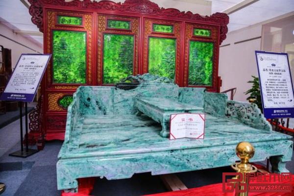 展出的翡翠寒玉羅漢床、翡翠玉屏風(fēng) 展出的翡翠寒玉羅漢床、翡翠玉屏風(fēng)