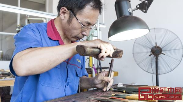 大成尚品匠人們正在認(rèn)真雕刻家具圖案 大成尚品匠人們正在認(rèn)真雕刻家具圖案