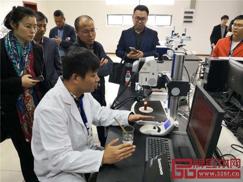 浙江省木雕紅木家具產(chǎn)品質(zhì)量檢驗中心、國家木雕及紅木制品質(zhì)量監(jiān)督檢驗中心(籌)的檢測人員正在演示通過精密儀器進行紅木檢測 浙江省木雕紅木家具產(chǎn)品質(zhì)量檢驗中心、國家木雕及紅木制品質(zhì)量監(jiān)督檢驗中心(籌)的檢測人員正在演示通過精密儀器進行紅木檢測