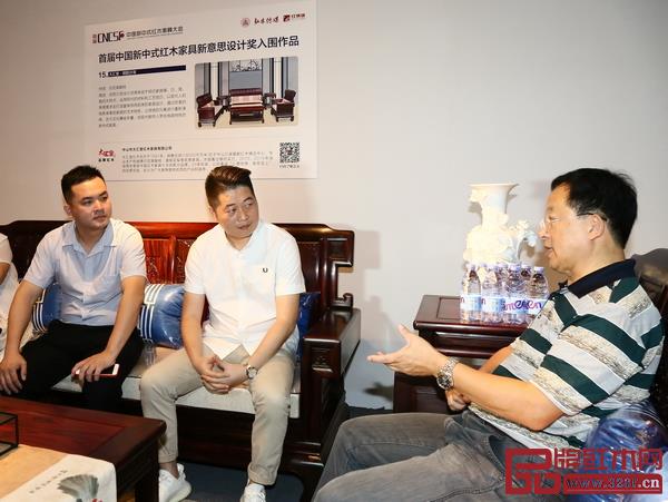 全聯(lián)藝術(shù)紅木家具專業(yè)委員會(huì)專家顧問(wèn)、華南農(nóng)業(yè)大學(xué)博士生導(dǎo)師李凱夫（右）就《印尼黑酸枝明韻沙發(fā)》的整體造型與大匯堂總經(jīng)理胡春騰（中）、水溪直營(yíng)店負(fù)責(zé)人區(qū)惠權(quán)（左）進(jìn)行深入交流