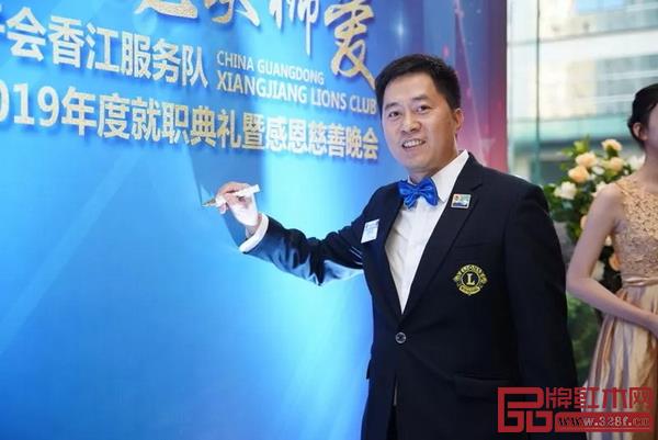 自加入獅子會(huì)以來(lái)，胡春龍積極履行承諾，做“參與式”公益，堅(jiān)持與獅友們一起深入基層、投身公益