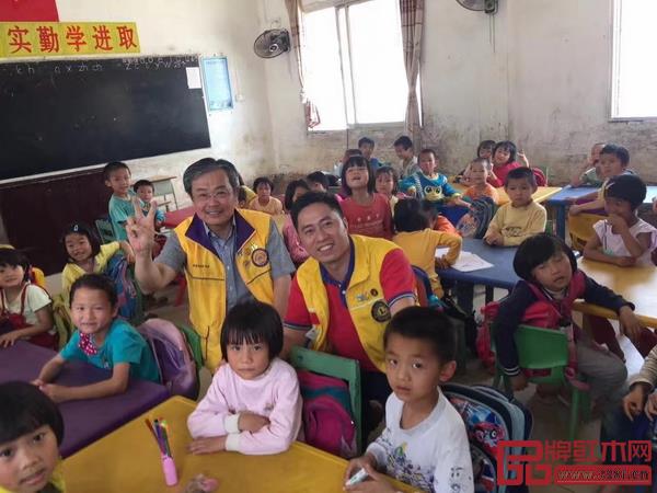 自加入獅子會(huì)以來(lái)，胡春龍積極履行承諾，做“參與式”公益，堅(jiān)持與獅友們一起深入基層、投身公益