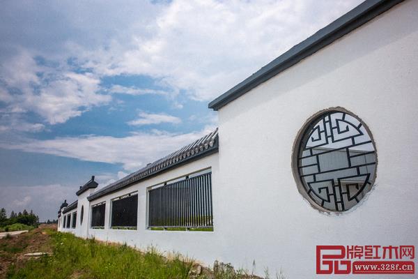 工廠外墻建成經(jīng)典的白墻黑瓦,一方方云墻下還飾以不同形狀的花窗,透過花窗有柵欄,可以看到場內(nèi)的景觀 工廠外墻建成經(jīng)典的白墻黑瓦,一方方云墻下還飾以不同形狀的花窗,透過花窗有柵欄,可以看到場內(nèi)的景觀