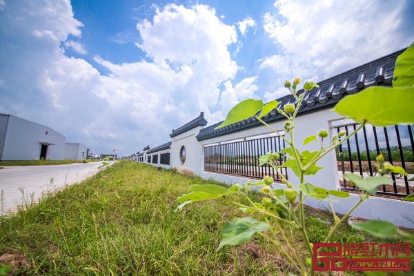 工廠外墻建成經(jīng)典的白墻黑瓦,一方方云墻下還飾以不同形狀的花窗,透過花窗有柵欄,可以看到場內(nèi)的景觀 工廠外墻建成經(jīng)典的白墻黑瓦,一方方云墻下還飾以不同形狀的花窗,透過花窗有柵欄,可以看到場內(nèi)的景觀