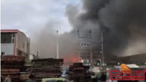 近日大涌鎮(zhèn)紅木家具廠火災(zāi)事故的現(xiàn)場(chǎng)濃煙滾滾 近日大涌鎮(zhèn)紅木家具廠火災(zāi)事故的現(xiàn)場(chǎng)濃煙滾滾