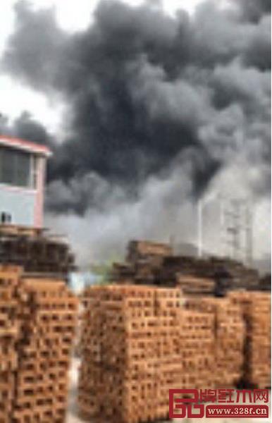 近日大涌鎮(zhèn)紅木家具廠火災(zāi)事故的現(xiàn)場(chǎng)濃煙滾滾 近日大涌鎮(zhèn)紅木家具廠火災(zāi)事故的現(xiàn)場(chǎng)濃煙滾滾