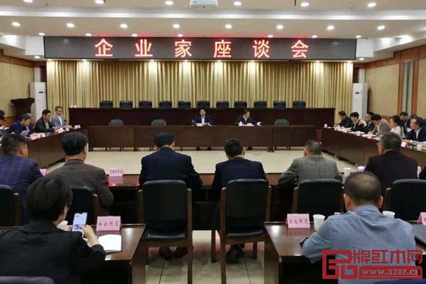 10月31日，由東陽(yáng)市委副書(shū)記、市長(zhǎng)姚激揚(yáng)主持的企業(yè)家座談會(huì)在東陽(yáng)市行政服務(wù)中心召開(kāi)