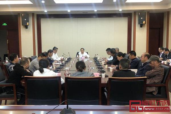 10月26日，東陽(yáng)市委常委、常務(wù)副市長(zhǎng)王天仁主持召開(kāi)全市企業(yè)家座談會(huì)