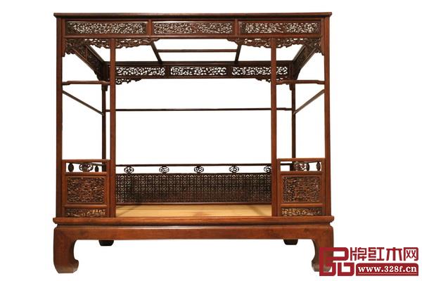 架子床是代表了最多部件的生產(chǎn)和最繁雜的組合工藝的家具之一,在裝飾上也代表著各類工藝和裝飾手段的最先行步伐和最豐富成果 架子床是代表了最多部件的生產(chǎn)和最繁雜的組合工藝的家具之一,在裝飾上也代表著各類工藝和裝飾手段的最先行步伐和最豐富成果