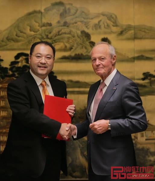 匈牙利共和國(guó)前總理麥杰?!け说脤?duì)太和木作完美修復(fù)故宮乾隆花園文物家具表示高度贊賞 匈牙利共和國(guó)前總理麥杰?!け说脤?duì)太和木作完美修復(fù)故宮乾隆花園文物家具表示高度贊賞