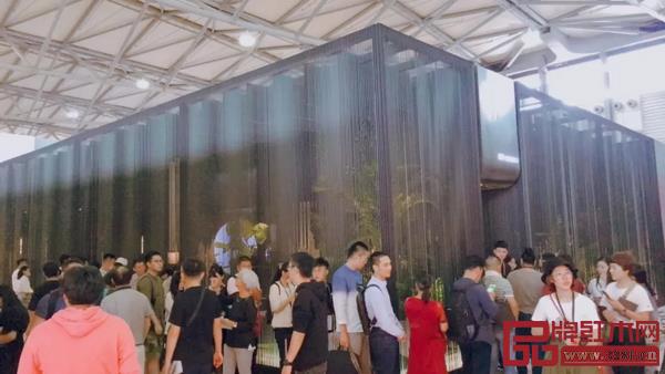 第24 屆中國國際家具展及摩登上海時(shí)尚家居觀展人數(shù)眾多 第24 屆中國國際家具展及摩登上海時(shí)尚家居觀展人數(shù)眾多