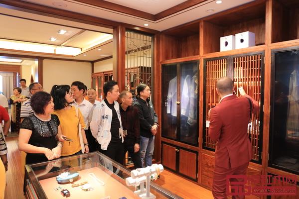 卓木王總裁杜長江(右一)帶領嘉賓參觀工廠 卓木王總裁杜長江(右一)帶領嘉賓參觀工廠