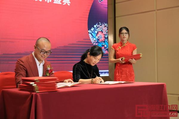 卓木王總裁杜長江與合作伙伴簽約 卓木王總裁杜長江與合作伙伴簽約