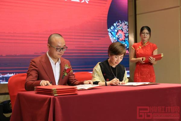 卓木王總裁杜長江與合作伙伴簽約 卓木王總裁杜長江與合作伙伴簽約