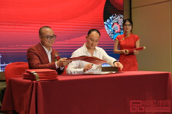 卓木王總裁杜長江與合作伙伴簽約 卓木王總裁杜長江與合作伙伴簽約