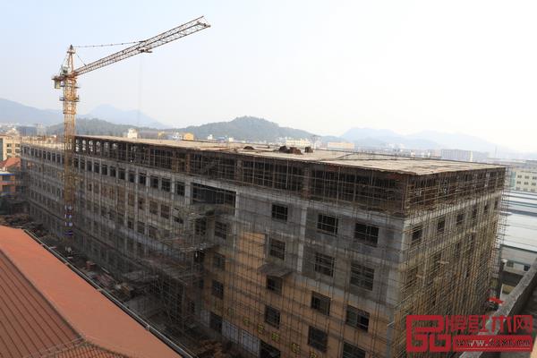 明清居紅木5萬平方米的新廠房正在建設(shè)中