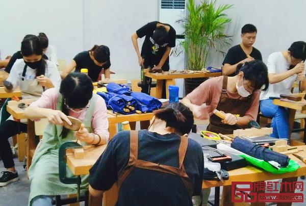 學(xué)生們進(jìn)行雕刻紋樣設(shè)計(jì)課程 學(xué)生們進(jìn)行雕刻紋樣設(shè)計(jì)課程