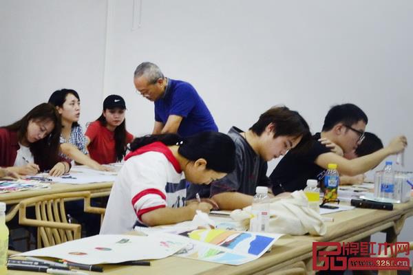 學(xué)生們進(jìn)行色彩課程 學(xué)生們進(jìn)行色彩課程