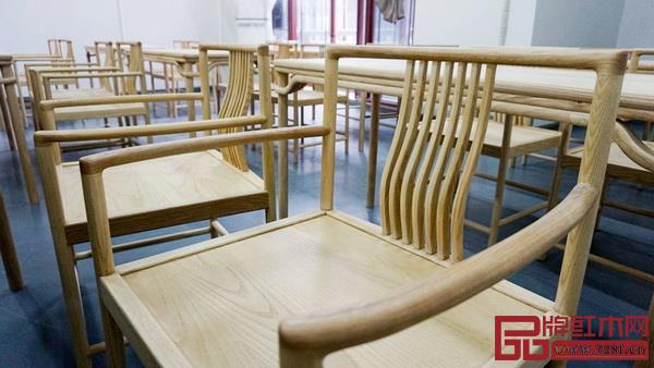 教學(xué)場(chǎng)所里擺放的都是師生用水曲柳木制作的中式家具(圖片來(lái)源:紅木家居學(xué)院) 教學(xué)場(chǎng)所里擺放的都是師生用水曲柳木制作的中式家具(圖片來(lái)源:紅木家居學(xué)院)