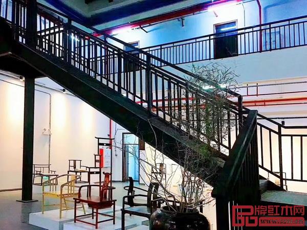 學(xué)院內(nèi)陳列著學(xué)生們的畢業(yè)設(shè)計(jì)作品,每一件都與眾不同 學(xué)院內(nèi)陳列著學(xué)生們的畢業(yè)設(shè)計(jì)作品,每一件都與眾不同