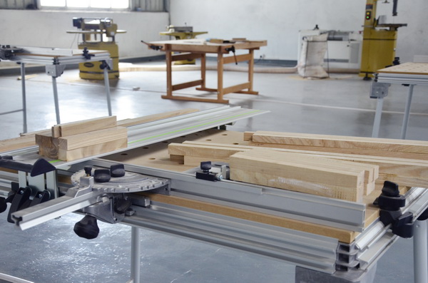 在離學(xué)院不遠(yuǎn)的三千多平方米實(shí)訓(xùn)場(chǎng)地內(nèi),學(xué)生能接觸到最新的木工機(jī)械設(shè)備 在離學(xué)院不遠(yuǎn)的三千多平方米實(shí)訓(xùn)場(chǎng)地內(nèi),學(xué)生能接觸到最新的木工機(jī)械設(shè)備