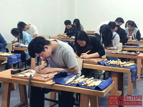 學(xué)生們進(jìn)行雕刻課程 學(xué)生們進(jìn)行雕刻課程