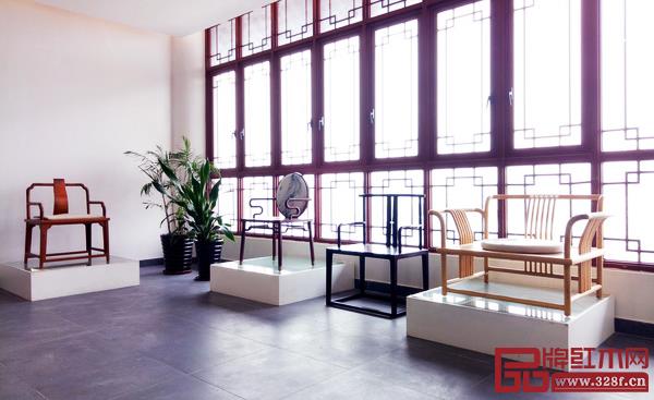 學(xué)院內(nèi)陳列著學(xué)生們的畢業(yè)設(shè)計(jì)作品,每一件都與眾不同 學(xué)院內(nèi)陳列著學(xué)生們的畢業(yè)設(shè)計(jì)作品,每一件都與眾不同