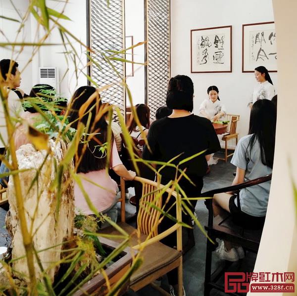 在紅木家居學(xué)院,花藝、茶藝、漢服等傳統(tǒng)文化體驗(yàn)也是學(xué)習(xí)的一部分(圖片來源:紅木家居學(xué)院) 在紅木家居學(xué)院,花藝、茶藝、漢服等傳統(tǒng)文化體驗(yàn)也是學(xué)習(xí)的一部分(圖片來源:紅木家居學(xué)院)