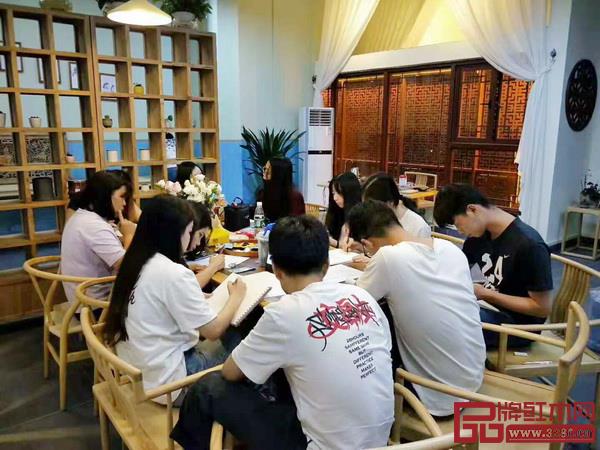 工作室的學(xué)生們在優(yōu)美舒適的環(huán)境里實(shí)踐、學(xué)習(xí)(圖片來源:紅木家居學(xué)院) 工作室的學(xué)生們在優(yōu)美舒適的環(huán)境里實(shí)踐、學(xué)習(xí)(圖片來源:紅木家居學(xué)院)