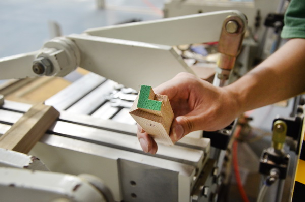 林曉坪展示機(jī)械開榫的木料,他說這種開榫方式簡單、安全,而此前他剛剛在8月獲得了中山市手工木工(高級工)職業(yè)技能競賽暨中山市首屆家具行業(yè)“魯班工匠之星”技能大賽學(xué)生組的“金獎” 林曉坪展示機(jī)械開榫的木料,他說這種開榫方式簡單、安全,而此前他剛剛在8月獲得了中山市手工木工(高級工)職業(yè)技能競賽暨中山市首屆家具行業(yè)“魯班工匠之星”技能大賽學(xué)生組的“金獎”