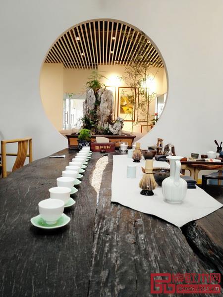 工作室的學(xué)生們在優(yōu)美舒適的環(huán)境里實(shí)踐、學(xué)習(xí)(圖片來源:紅木家居學(xué)院) 工作室的學(xué)生們在優(yōu)美舒適的環(huán)境里實(shí)踐、學(xué)習(xí)(圖片來源:紅木家居學(xué)院)