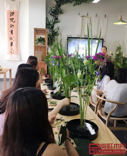 在紅木家居學(xué)院,花藝、茶藝、漢服等傳統(tǒng)文化體驗(yàn)也是學(xué)習(xí)的一部分(圖片來源:紅木家居學(xué)院) 在紅木家居學(xué)院,花藝、茶藝、漢服等傳統(tǒng)文化體驗(yàn)也是學(xué)習(xí)的一部分(圖片來源:紅木家居學(xué)院)