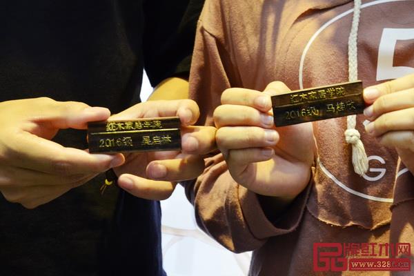 紅木家居學(xué)院每位學(xué)生都有自己親手制作的紅木胸牌,除了是“身份證”外,它更重要的意義是見證了學(xué)藝之路的開始 紅木家居學(xué)院每位學(xué)生都有自己親手制作的紅木胸牌,除了是“身份證”外,它更重要的意義是見證了學(xué)藝之路的開始